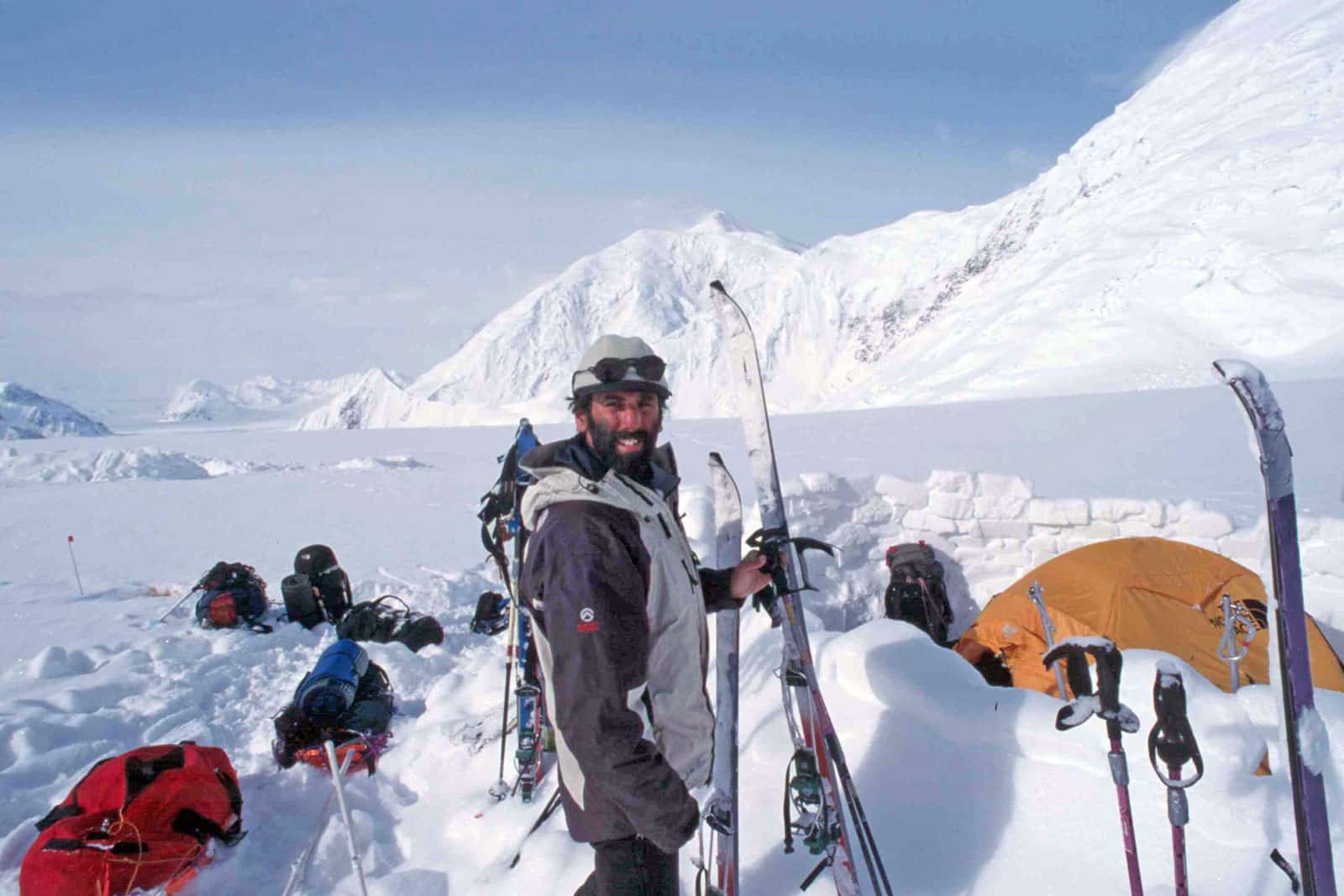 João Garcia em acampamento coberto de neve